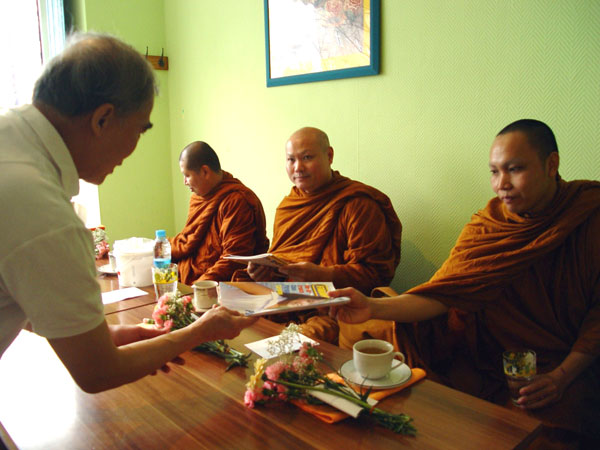 Dem Mönch wird ein FARANG-Magazin gegeben