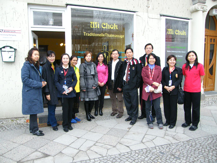 Delegation des thailändischen Gesundheitsministeriums vor der Mi Chok Thai-Massage, 2009
