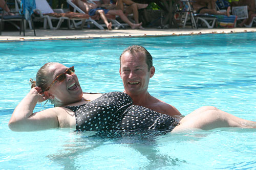 und planscht fröhlich mit ihrem Mann im Pool des Pattaya Garden