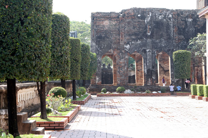 Parkartige Anlage eines Tempels in Lopburi