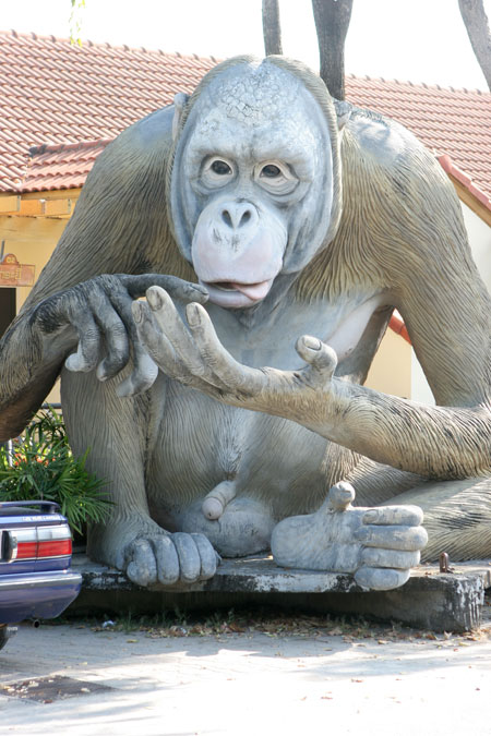 Grosse Affen-Statue in Lopburi