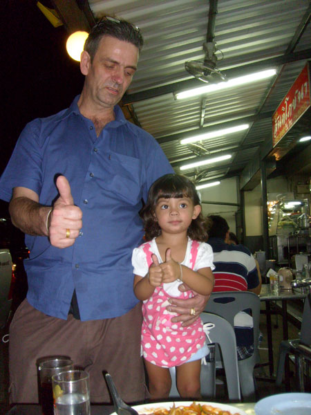 Papa Martin aus Berlin mit seinem Prinzesschen Marissa inThailand