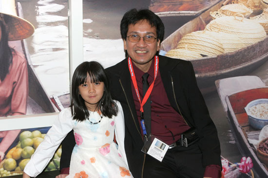 Thai-Musiker Ott mit seinemTöchterchen