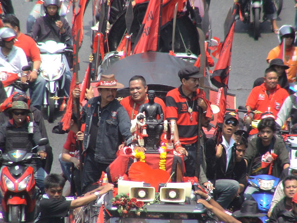 Rothemden beim Protest-Konvoi in Bangkok