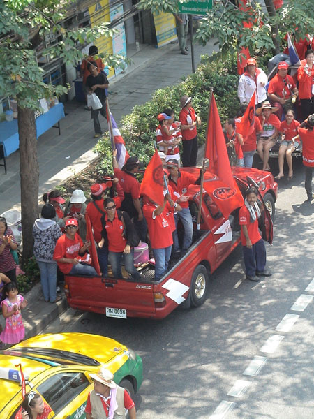 Der Protest-Konvoi in Bangkok macht eine kurze Pause