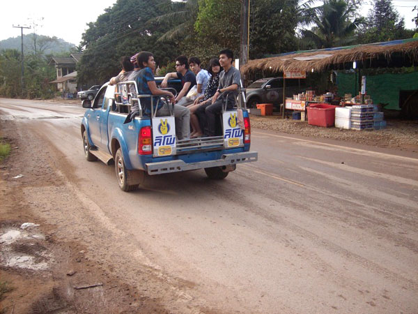 Vollbesetzter Pick-up auf dem Weg zum Wat