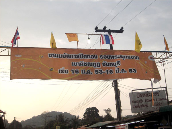 Fahnenund Transparente auf dem Wege zum Wat