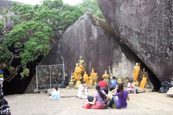 Am Tempel WAT KHAO KITCHAKUT