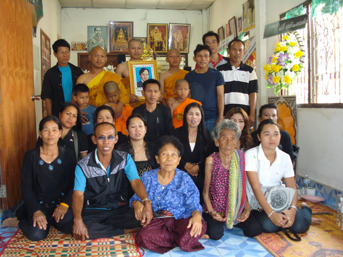 Bube - die Frau des FARANG-Herausgebers - trauert mit der Familie wegen des Todes des Vaters. 3. von links, 2. Reihe, links Freundin Noi, rechts Schwester Onjan