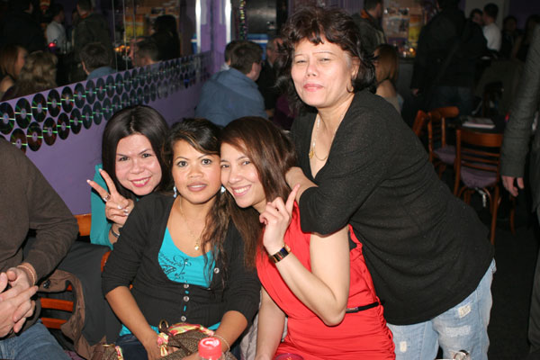 Vier Thaifrauen im Excite am Adenauer Platz