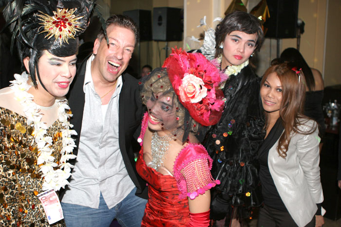 Florian ist der Hahn im Korbe und lacht....