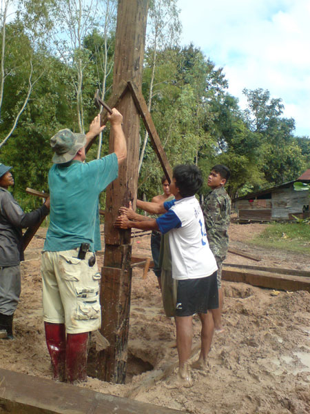 Starke Pfähle für Frankys Haus in Thailand
