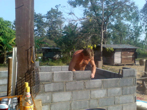 Franky mauert sorgsam Bad und Klo