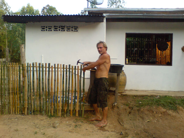 Ein echter Kerl wie Wagners Siegfried: Franky hämmert sein eigenes Haus in Thailand zusammen.