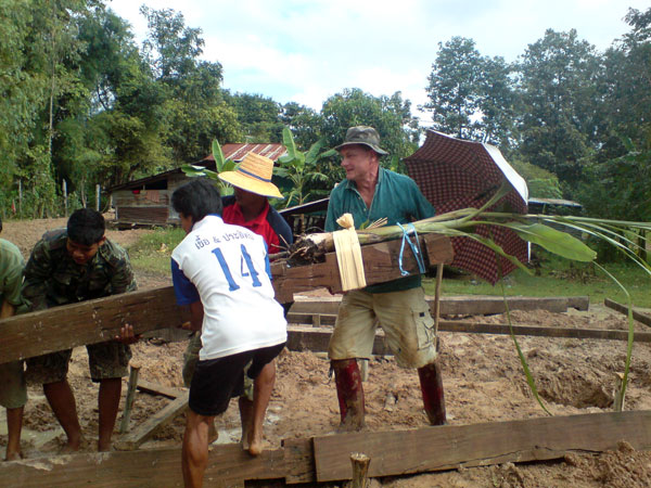 Der Chef packt natürlich mit an.