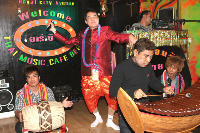 Toi tanzt zu Songkran in seinem R.C.A.