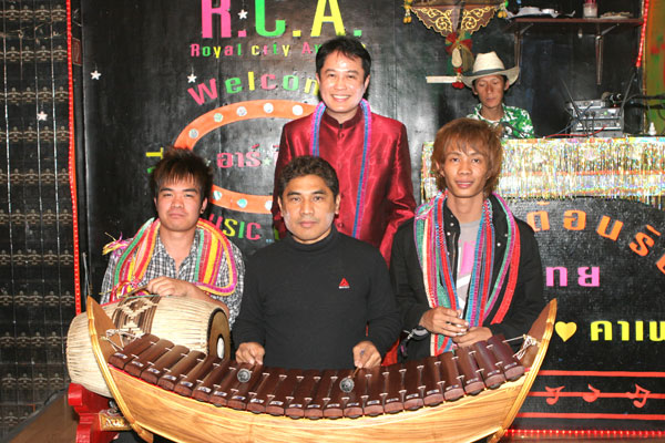 Toi und die Musiker aus Thailand