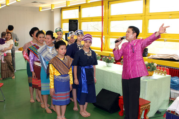 Toy mimt den Master of Zeremony