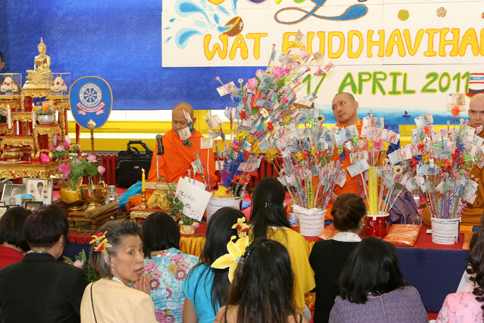 Die Gemeinde, die Spendenbäume, die Mönche im Fontanehaus