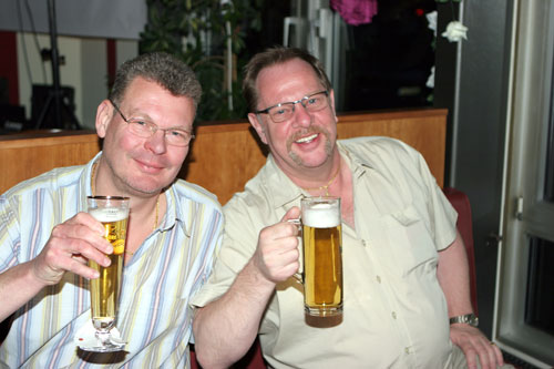 Zwei echte Farangs im Einsatz für die gute Sache...