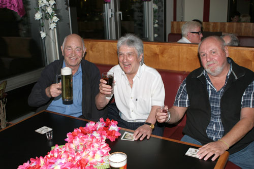 Drei Farangs für die gute Sache im Einsatz, nicht wahr, Peter...