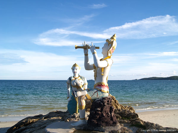 Kunstfiguren am Strand von Koh Samet