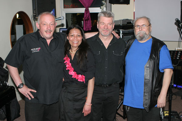 Walter und Kria mit Musikern