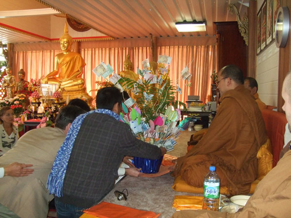 Berliner Buddhisten zum Wat Buddhabharami nach Hamburg