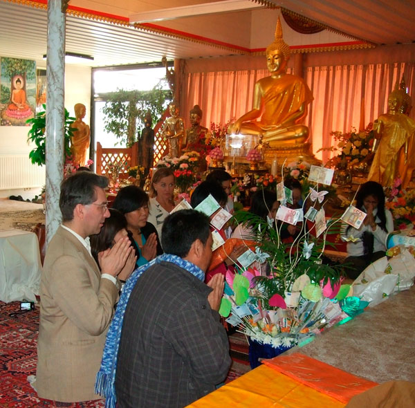 Berliner Buddhisten zum Wat Buddhabharami nach Hamburg