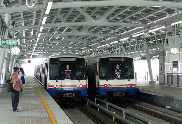 Bangkok: Züge in der neuen Station Wongwian Yai