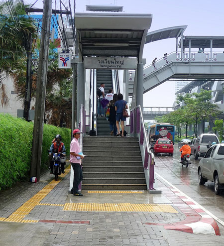 ZUgang zur SRT-Station Wongwian Yai in 2009