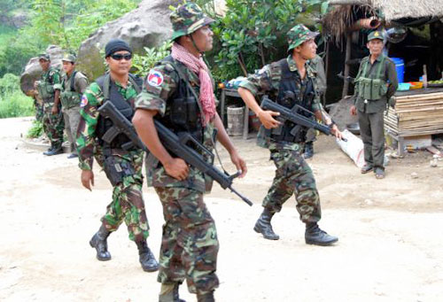 Truppen am Tempel Preaw Vihear