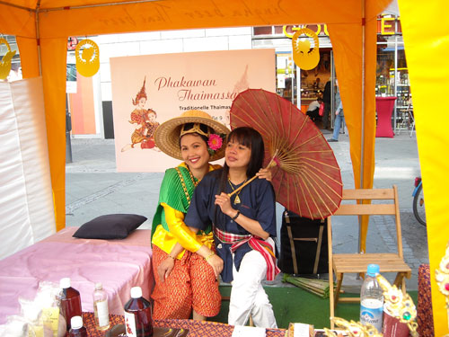 Frau O und Wan von der Phakwan Thaimassage 2009