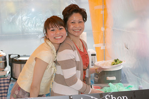 Dänny mit der Mama vom Bouakeo Asia Shop in der Kantstrasse