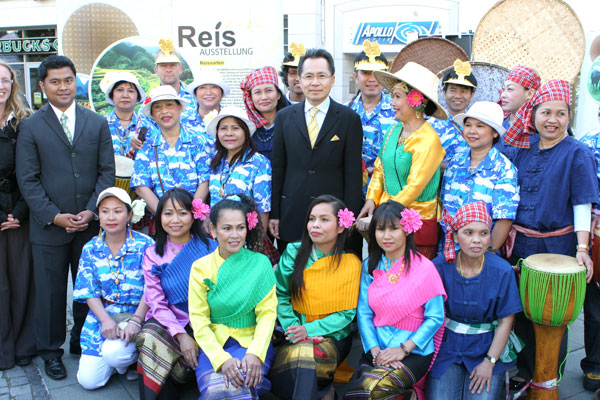 Der Vize-Premier inmitten von Thaitänzerinnen