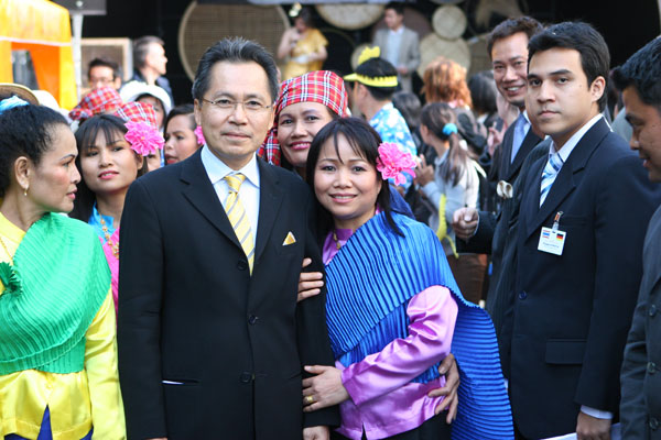 Den thailändischen Vize-Premierminister Korbsak Sabhavasu im Arm, 2009
