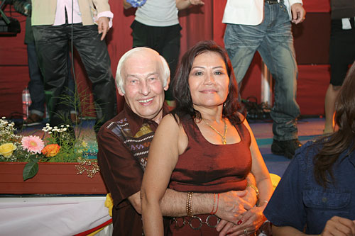 Schönes Thai Farang Paar auf dem Berliner Songkranfest