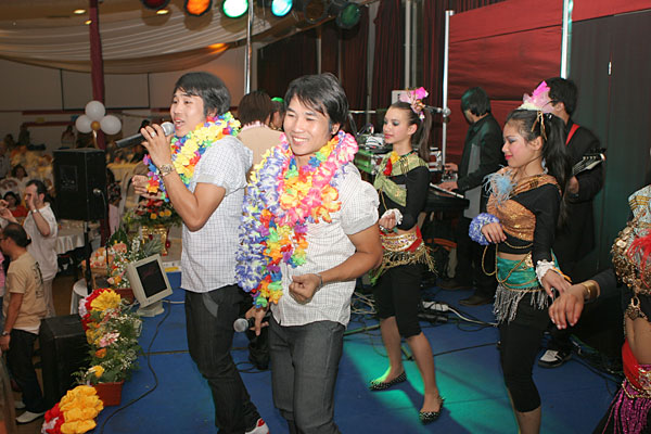 Die Thaizwilling A und O bei der Show