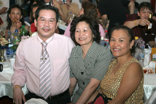 Links Eheleute Dang vom Bouakeo Asia Shop Kantstrasse