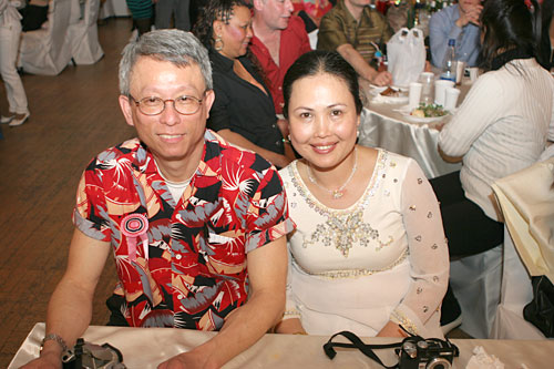 Thai-Frau Oh mit dem Fotografen auf dem Berliner Songkranfest