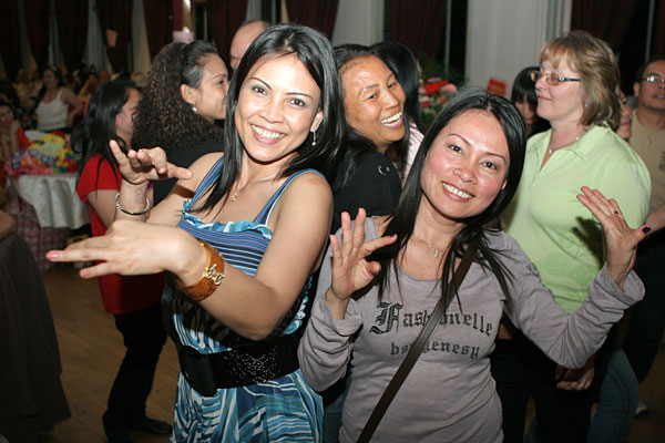 Diese Thaifrauen tanzen ausgelassen auf dem Berliner Songkranfest