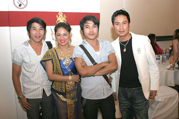 Thaitänzerin Dimmi mit den Stars auf dem Berliner Songkranfest