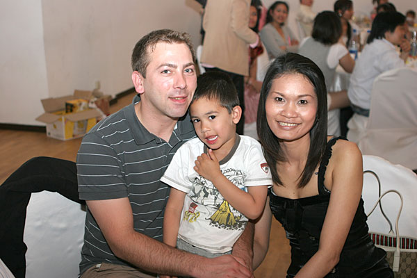 Schöne Thai-Farang Family auf dem Berliner Songkranfest