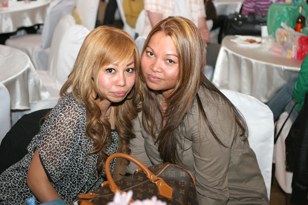 Blonde Thais auf dem Berliner Songkranfest, links Best