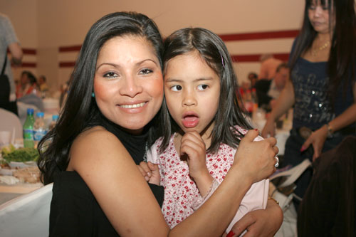 Thaifrau Lek mit ihrer Tochter auf dem Berliner Songkranfest