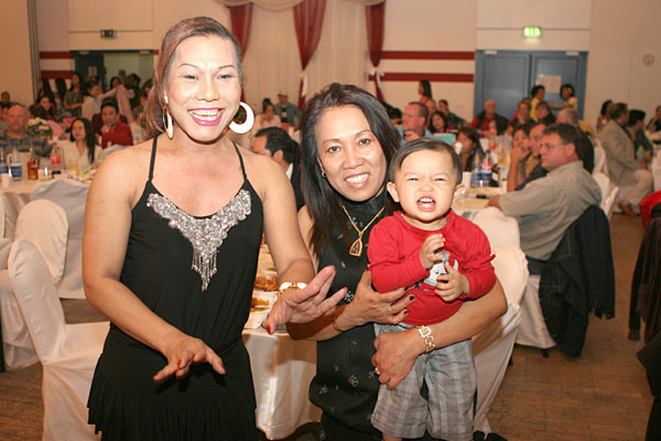 Sanuk mit Jën Jën und Deng auf dem Berliner Songkranfest