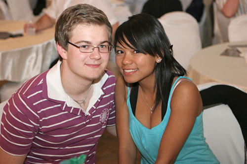 Niedliche Kwan mit ihrem nettem Freund auf dem Berliner Songkranfest