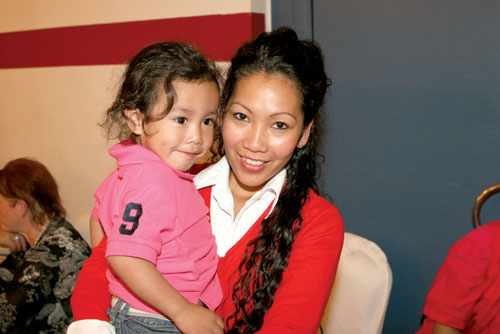 Thaifrau Peaw mit Töchterchen auf dem Berliner Songkranfest