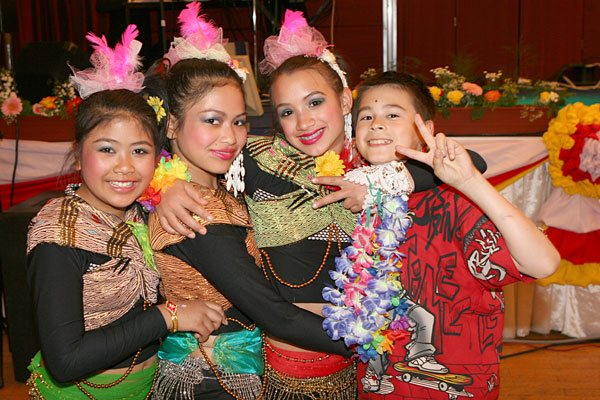 Junge Thaitanzgruppe auf dem Berliner Songkranfest