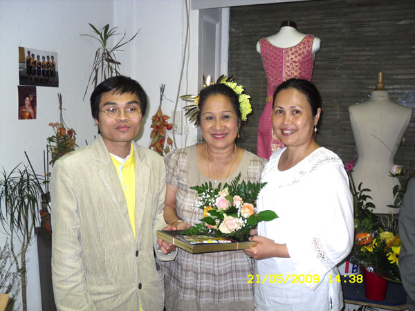 Thaifrau Oh und Wichian gratulieren Deo